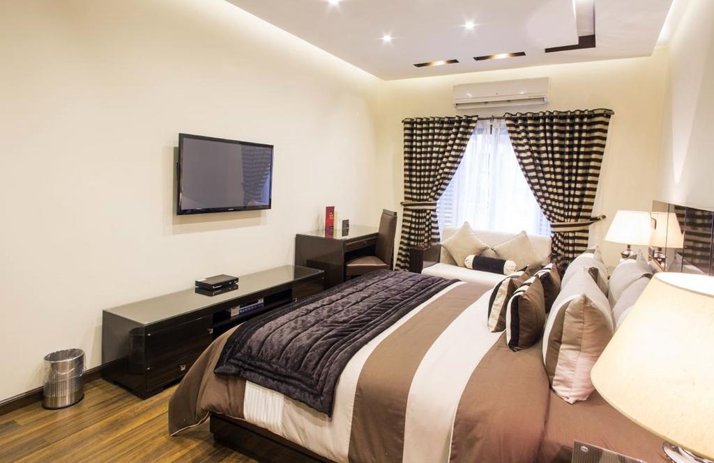 Royaute Luxury Suites And Hotel Gulberg Lahore Habitación foto