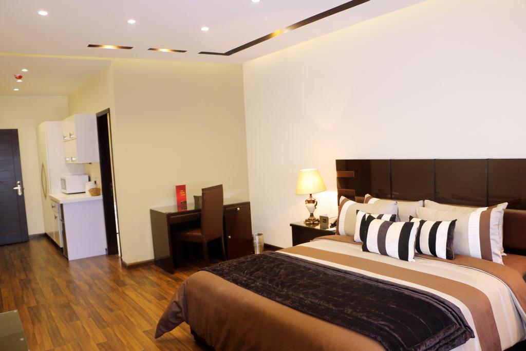 Royaute Luxury Suites And Hotel Gulberg Lahore Habitación foto